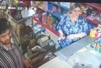 Dua warga negara asing yang terekam cctv yang diduga melakukan tindak pidana pencurian dengan modus menghipnotis korban.