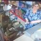 Dua warga negara asing yang terekam cctv yang diduga melakukan tindak pidana pencurian dengan modus menghipnotis korban.