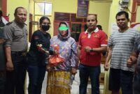 MS (empat dari kanan) saat berada di Polsek Sutera. Ia ditangkap polisi karena diduga menyalahgunakan narkoba jenis sabu-sabu. (Foto: Afrizal/bandasapuluah.com)
