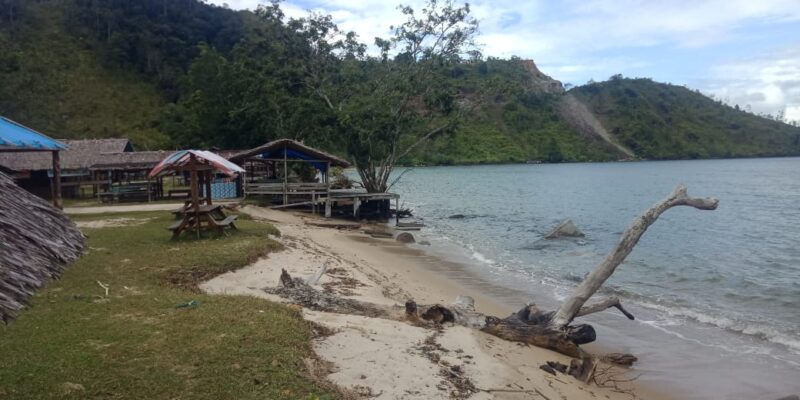 Bencana abrasi menerjang Pantai Paku yang terletak di Nagari Sungai Nyalo Mudiak Aia, Kecamatan Koto XI Tarusan. Akibatnya, lapak milik warga yang berjualan terpaksa digeser tiap tahun.