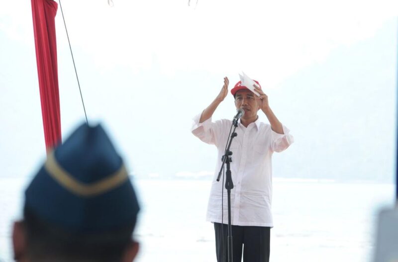 Presiden Joko Widodo saat mengunjungi kawasan Mandeh, 10/10/2015