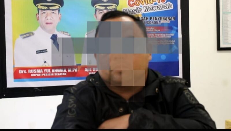 Saat Oknum Satpol PP Pessel yang diduga mencabuli remaja yang masih di bawah umur memberikan klarifikasi.