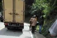 Tangkapan layar video amatir warga kecelakaan lalu lintas di Bukit Ransam. Satu pelajar terseret ke dalam kolong mobil bersama sepeda motornya.