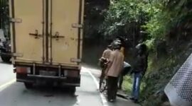 Tangkapan layar video amatir warga kecelakaan lalu lintas di Bukit Ransam. Satu pelajar terseret ke dalam kolong mobil bersama sepeda motornya.