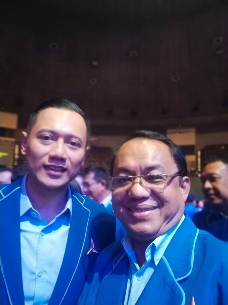 Ketua Umum DPP Partai Demokrat Agus Harimurti Yudhoyono foto bersama dengan Ketua DPC Partai Demokrat Pesisir Selatan Ali Tanjung dalam Rapat Pimpinan Nasional (Rapimnas) Partai Demokrat di Jakarta Convention Center