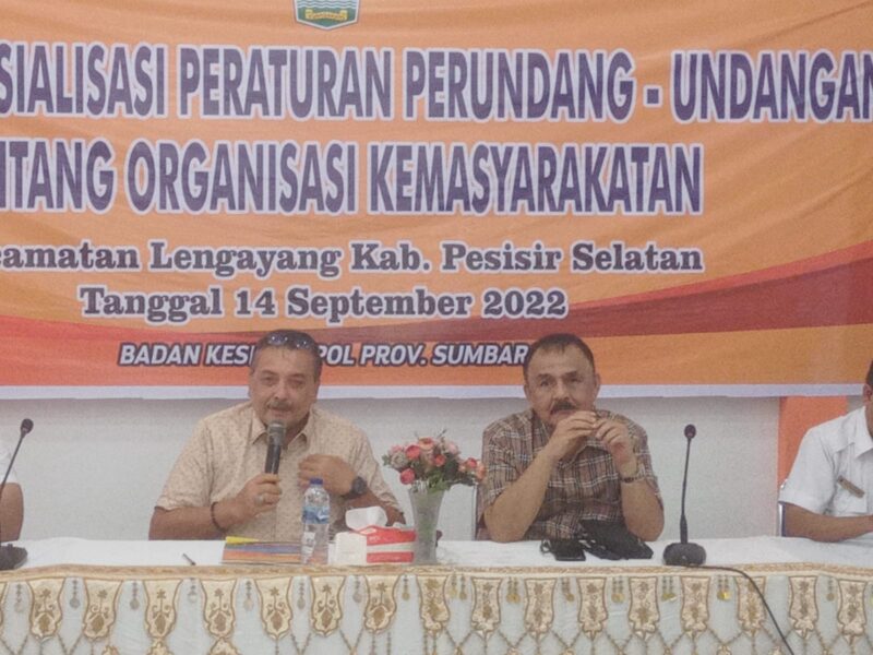 Anggota DPRD Provinsi Sumatera Barat Zarfi Deson bersama Sekretaris DPD Partai Golkar Sumbar Desra Ediwan Anantanur 
