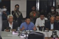 Ketua Indonesia Police Watch Sugeng Teguh Santoso (baju biru)