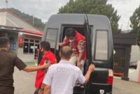 Dua tersangka korupsi di PDAM Tirta Langkisau saat dibawa oleh Kejaksaan Negeri Pesisir Selatan ke Rutan Kelas II Painan, Kamis (29/9). Foto: Ist.