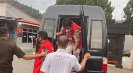 Dua tersangka korupsi di PDAM Tirta Langkisau saat dibawa oleh Kejaksaan Negeri Pesisir Selatan ke Rutan Kelas II Painan, Kamis (29/9). Foto: Ist.