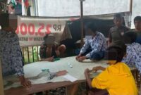 Empat pelajar SMPN 2 Painan diciduk Satpol PP Pessel saat tengah asyik main batu domino di sebuah warung