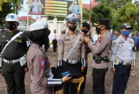 Pemasangan pita pada perwakilan peserta upacara Operasi Zebra Langkisau tahun 2022, oleh Kapolres Pessel AKBP Novianto Taryono di halaman Mapolres setempat, Senin (3/10)