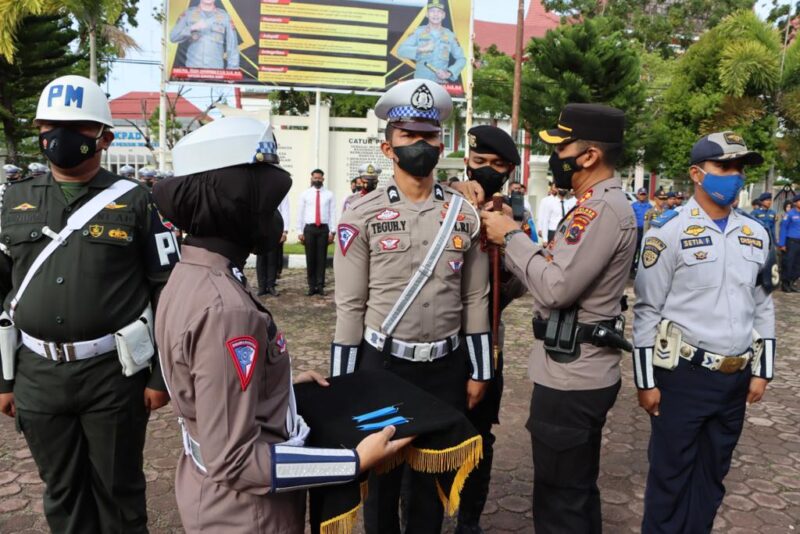 Pemasangan pita pada perwakilan peserta upacara Operasi Zebra Langkisau tahun 2022, oleh Kapolres Pessel AKBP Novianto Taryono di halaman Mapolres setempat, Senin (3/10)