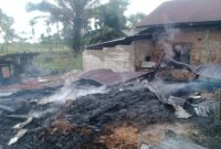 Puing-puing sisa kebakaran yang menghanguskan dua unit rumah semi permanen di Nagari Sungai Tunu, Kecamatan Ranah Pesisir