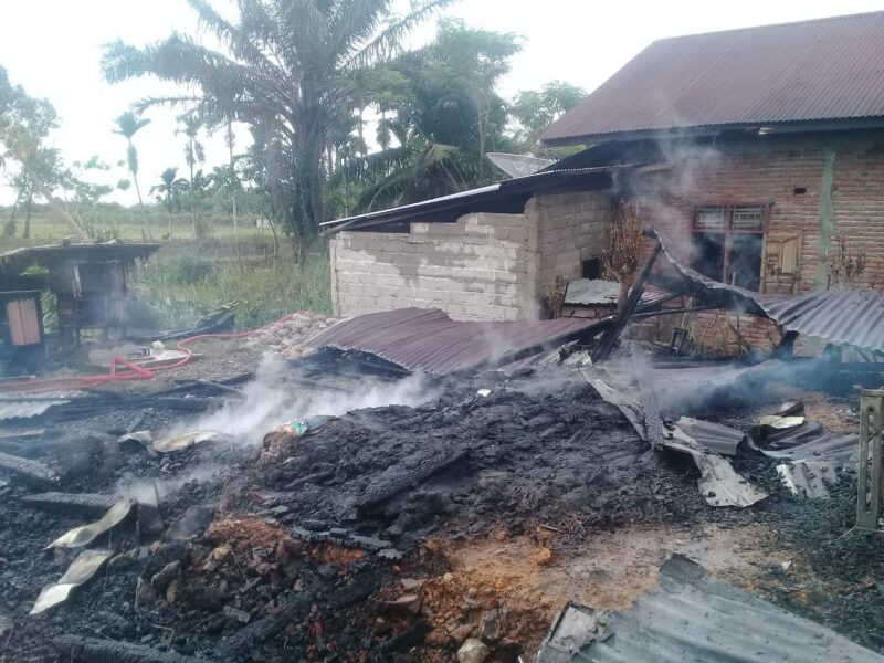 Puing-puing sisa kebakaran yang menghanguskan dua unit rumah semi permanen di Nagari Sungai Tunu, Kecamatan Ranah Pesisir 