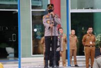 Kepala Polres Pesisir Selatan AKBP Novianto Taryono saat memberikan arahan saat memimpin apel gabungan ASN di lingkungan Pemkab Pessel, Senin (3/10)