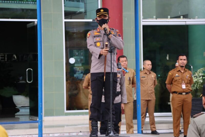 Kepala Polres Pesisir Selatan AKBP Novianto Taryono saat memberikan arahan saat memimpin apel gabungan ASN di lingkungan Pemkab Pessel, Senin (3/10)