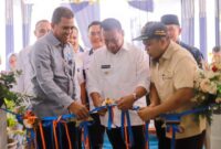 Bupati Pessel Rusma Yul Anwar, dengan didampingi Direktur Operasional Bank Nagari Syafrizal, Ketua DPRD Ermizen, dan Pemimpin Cabang Bank Nagari Painan Helfiyanrika, saat melakukan pengguntingan pita