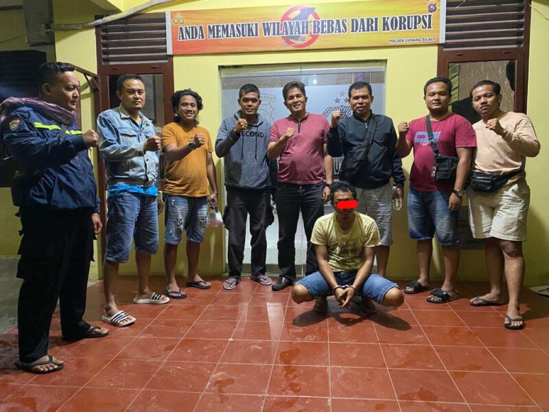 Terduga pelaku penyalahgunaan narkoba berinisial AT alias C saat diringkus oleh Tim Opsnal Sapu Jagat Satresnarkoba Polres Pessel 