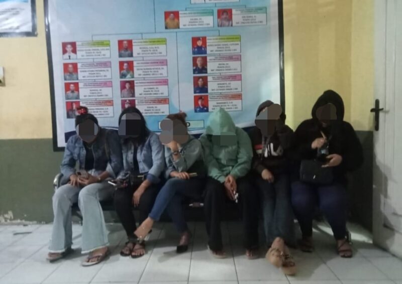 Enam wanita pemandu karaoke saat diamankan oleh Satpol PP Pessel 