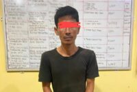 D, seorang pedagang yang dicegat polisi saat mengendarai becak motor. Saat digeledah, polisi menemukan sabu di celananya 