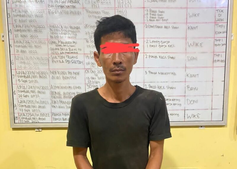 D, seorang pedagang yang dicegat polisi saat mengendarai becak motor. Saat digeledah, polisi menemukan sabu di celananya 