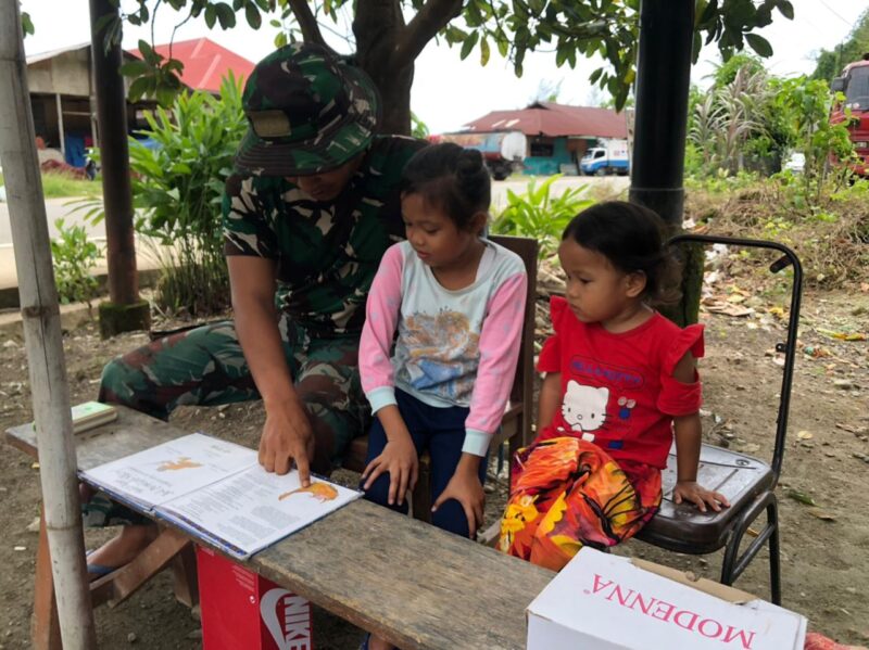 Momen Keakraban Satgas TMMD 115 Pesisir Selatan Bersama Keluarga Asuh.
