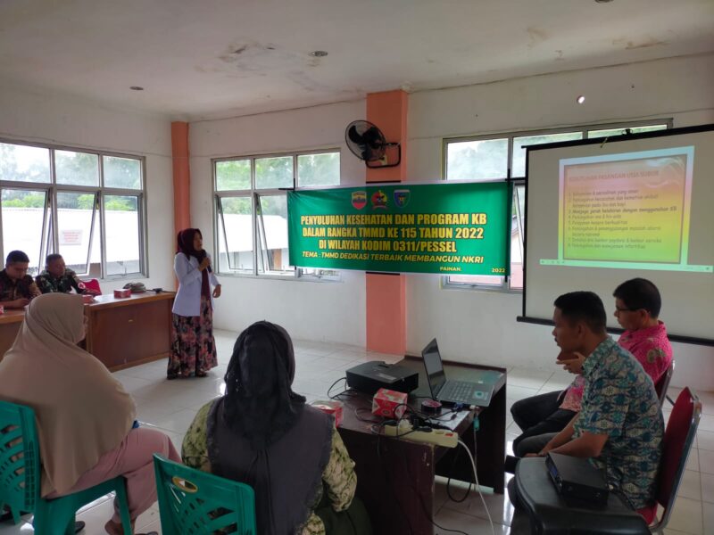 Satgas TMMD ke 115 Kodim 0311 Pessel Gelar Penyuluhan Kesehatan dan Program Keluarga Berencana