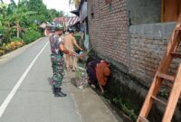Satgas TMMD 115 Bantu Masyarakat bersihkan sampah di Gorong-Gorong