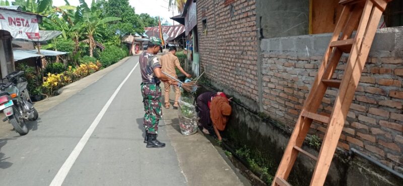 Satgas TMMD 115 Bantu Masyarakat bersihkan sampah di Gorong-Gorong