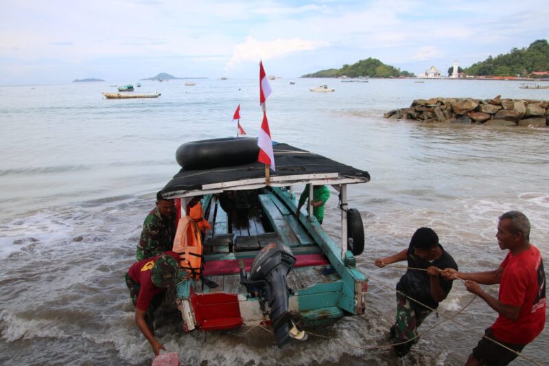 Satgas TMMD ke 115 Kodim 0311/Pessel Bantu Sandarkan Perahu Nelayan 