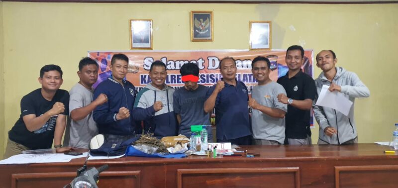 Kapolsek Lengayang Iptu Gusmanto dan Team Lengayang Syariah bersama dengan terduga pelaku penyalahgunaan narkoba yang ditangkap di Lakitan Utara pada Senin (31/10) malam 