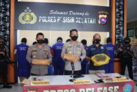 Kapolres bersama Wakapolres dan Kasatresnarkoba saat press release di Painan, Selasa (1/11) pagi 