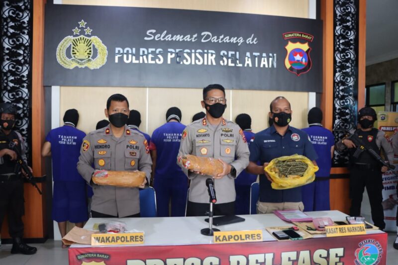 Kapolres bersama Wakapolres dan Kasatresnarkoba saat press release di Painan, Selasa (1/11) pagi 