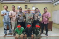 Tiga terduga pelaku pencurian ternak saat diamankan oleh kepolisian.