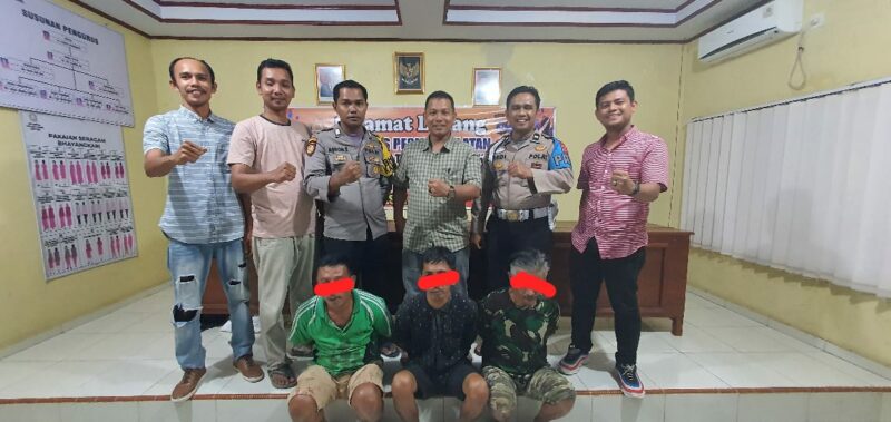 Tiga terduga pelaku pencurian ternak saat diamankan oleh kepolisian.