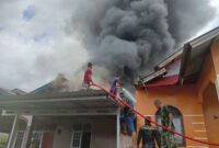 Satgas TMMD Ke 115 Kodim 0311/Pessel Bantu Padamkan Api  Rumah masyarakat yang terbakar.