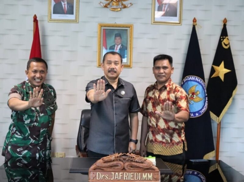 Silahturahmi dan koordinasi perantau IKWAL Jakarta yang diwakili oleh Kolonel Ardijon (kiri) dan Iptu Amral (kanan) dengan Direktur Advokasi Deputi Bidang Pencegahan BNN RI Brigjen Pol Jafriedi (tengah).
