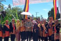 Kombes Pol Kamaruddin (berpeci hitam sebelah kiri) dan Brigjen Pol Jafriedi (berpeci hitam sebelah kanan)