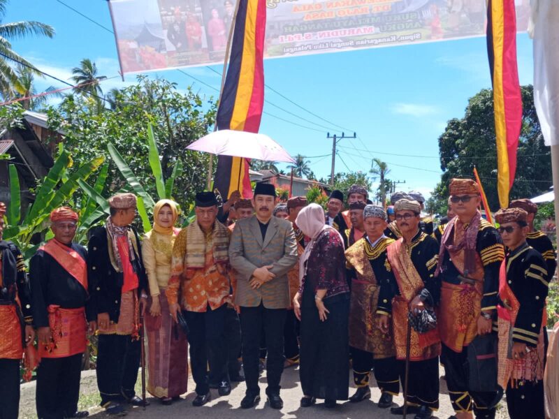 Kombes Pol Kamaruddin (berpeci hitam sebelah kiri) dan Brigjen Pol Jafriedi (berpeci hitam sebelah kanan)