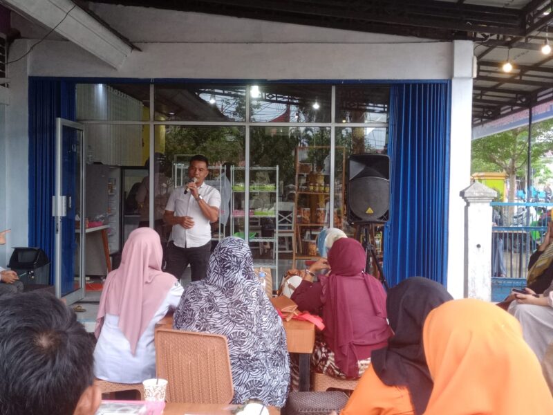 Ikal Jonedi saat menghadiri acara Syukuran Satu Tahun Galeri Forum Industri Kecil dan Menengah (FIKMA) Pesisir Selatan 