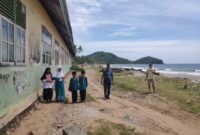 Anggota DPRD Pessel Ikal Jonedi saat meninjau kondisi bangunan SDN 28 Pasar Surantih