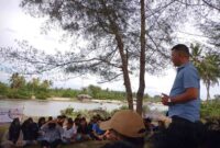Anggota DPRD Kabupaten Pesisir Selatan Fraksi Partai Demokrat Ikal Jonedi saat di Pantai Wisata Samudera Surantih, Selasa (7/2)