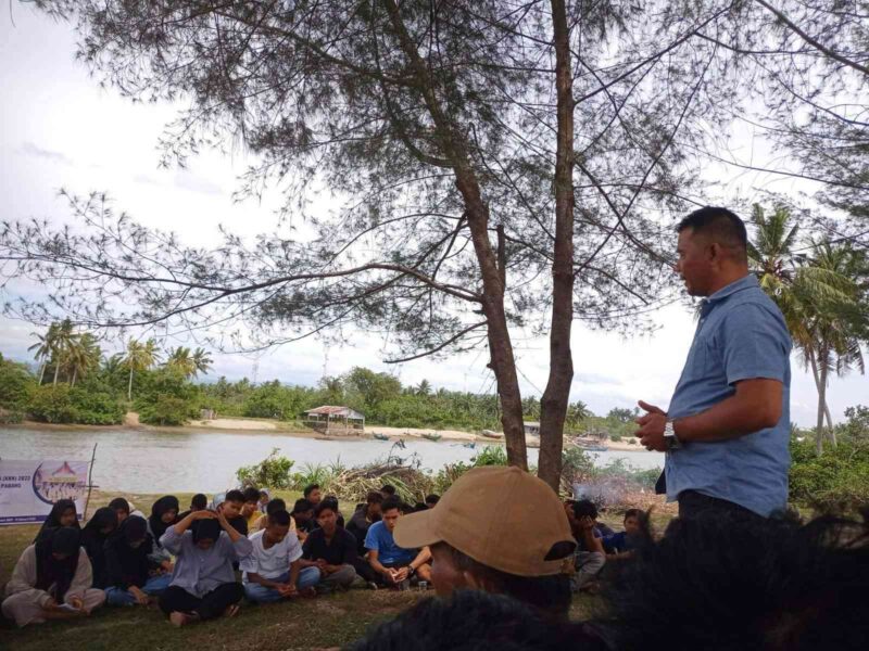 Anggota DPRD Kabupaten Pesisir Selatan Fraksi Partai Demokrat Ikal Jonedi saat di Pantai Wisata Samudera Surantih, Selasa (7/2)