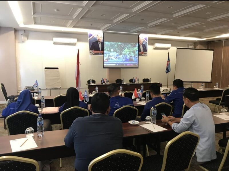 Pengurus Dewan Perwakilan Daerah (DPD) Partai Demokrat Sumatera Barat Nonton Bareng (Nobar) live konferensi pers Anies Baswedan – Agus Harimurti Yudhoyono (Anies – AHY) di kanal Youtube Partai Demokrat, Kamis (2/3).