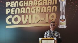 Kepala Puskesmas Surantih usai menerima penghargaan penanganan COVID-19 di Jakarta 