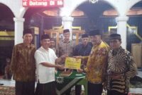 Anggota DPRD Provinsi Sumatera Barat dari Fraksi Partai Golkar Zarfi Deson saat menyerahkan bantuan untuk Masjid Rahmaturrahim di Kampung Lubuk Sariak