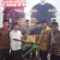 Anggota DPRD Provinsi Sumatera Barat dari Fraksi Partai Golkar Zarfi Deson saat menyerahkan bantuan untuk Masjid Rahmaturrahim di Kampung Lubuk Sariak