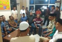 Wali Nagari se-Kecamatan Sutera bersama Bamus serta tokoh masyarakat saat mendatangi Polsek Lengayang