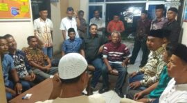 Wali Nagari se-Kecamatan Sutera bersama Bamus serta tokoh masyarakat saat mendatangi Polsek Lengayang 