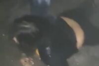 Tangkapan layar video yang memperlihatkan seorang perempuan yang diduga pemandu karaoke di Pesisir Selatan diarak ke laut dan nyaris ditelanjangi oleh beberapa orang warga